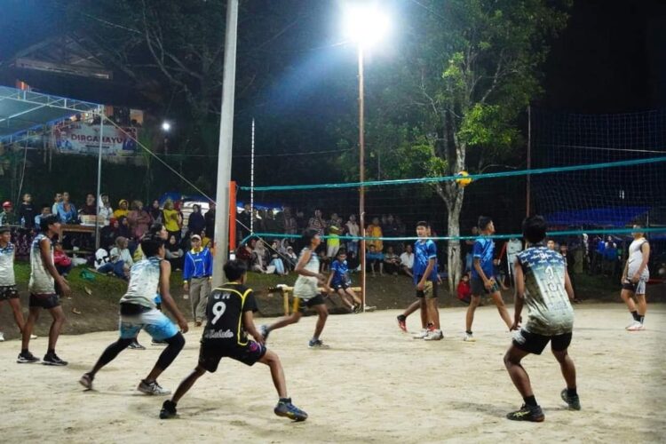 Bupati Eka Putra Tutup Turnamen Angkasa Cup 1 1 PERTANDINGAN FINAL— pertandingan final Turnamen Putra Angkasa Cup 1 di lapangan Jorong Padang Pulai Nagari Balimbiang Kecamatan Rambatan, Sabtu (2/12) malam.
