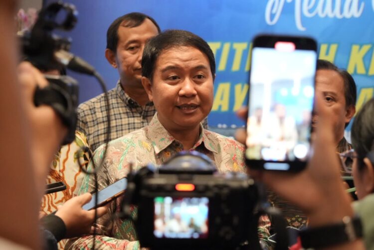 menerbitkan— Presiden Joko Widodo pada 6 Januari 2022 telah menerbitkan Instruksi Presiden No 1 Tahun 2022 tentang Optimalisasi Pelaksanaan Program Jaminan Kesehatan Nasional.