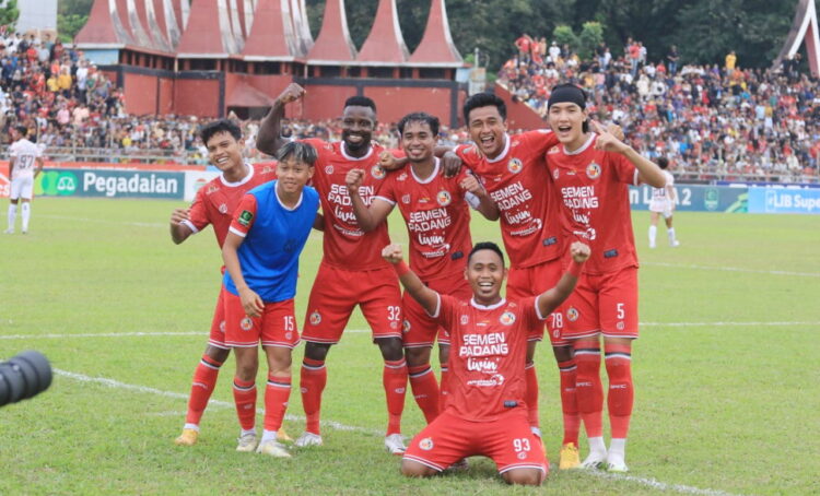 SELEBRASI— Selebrasi pemain Semen Padang FC usai mencetak gol ke gawang Persiraja pada laga terakhir penyisihan Grup 1 Pegadaian Liga 2 2023/2024 di Stadion GOR H. Agus Salim Padang, Minggu (17/12) sore.