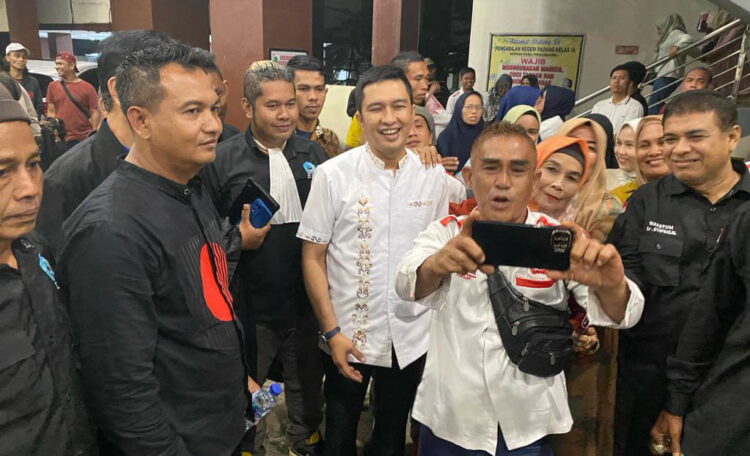 DIVONIS— Ketua KBPKL Padang, Idman menemui ratusan PKL usai divonis empat bulan kurungan penjara atas kasus penganiayaan.