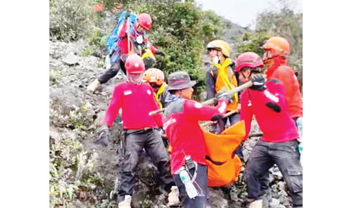 EVAKUASI— Evakuasi korban erupsi Gunung Marapi oleh TRC Semen Padang.