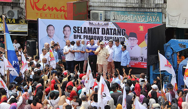 Andre Rosiade: Sumbar tetap Dukung Prabowo 1 DISAMBUT PULUHAN
RIBU ORANG—
Capres nomor urut 2 H Prabowo Subianto disambut puluhan ribu orang saat mengunjungi Kota Padang dan Kabupaten Agam.