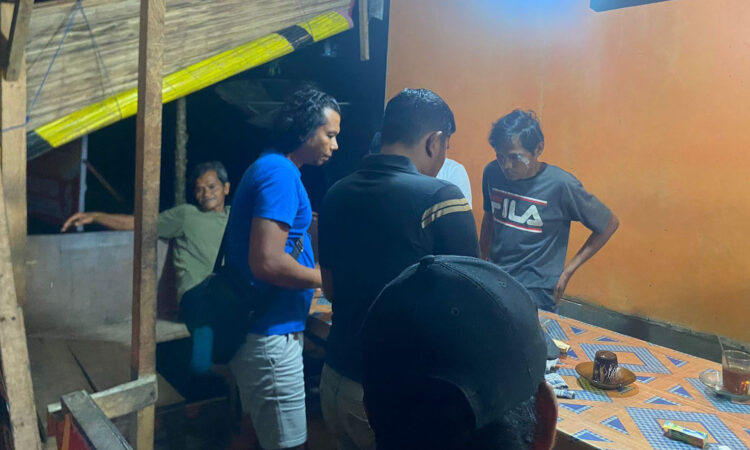 TOGEL— Tim Satreskrim Polres Agam meringkus dua agen togel saat mangkal di warung Jorong V Sungai Jariang, Nagari Lubuk Basung, Kecamatan Lubuk Basung.