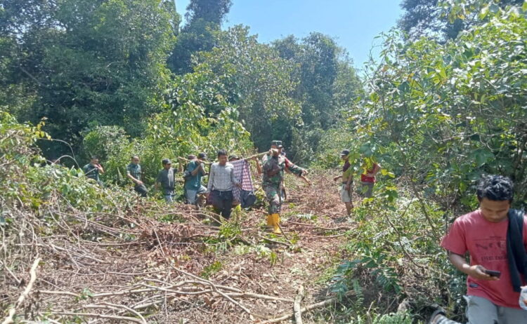 EVAKUASI— Warga mngevakuasi jenazah Hermanto yang ditemukan tewas dalam semak dekat kebun sawitnya.
