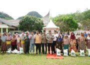 Wabup Yulian Efi Salurkan Bantuan Pangan dan Peralatan UMKM di SBH