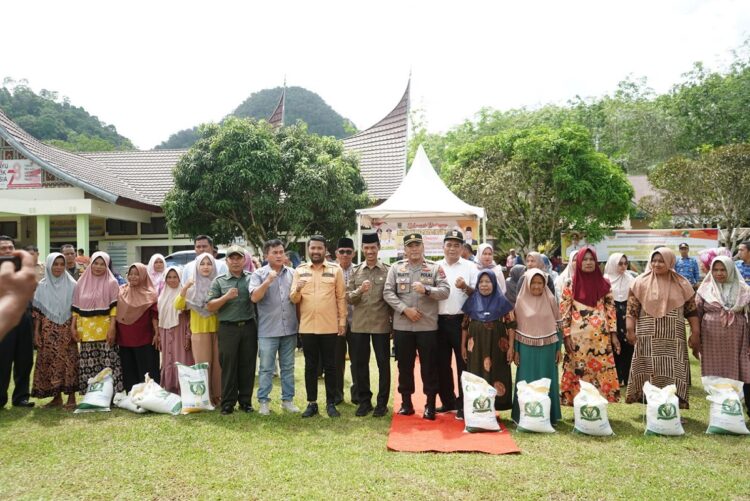 BANTUAN PANGAN— Wakil Bupati Solsel H. Yulian Efi bersama Ketua DPRD Zigo Rolanda beserta para jajaran pemerintahan usai serahkan bantuan untuk warga berfoto bersama.