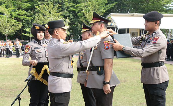 Brigjen Pol Gupuh Setiyono Resmi Jabat Wakapolda Sumbar 1 SERTIJAB— Kapolda Sumbar Irjen Pol Suharyono memasangkan pangkat ke pundak Wakapolda Sumbar yang baru, Brigjen Pol Gupuh Setiyono dalam proses serah terima jabatan.
