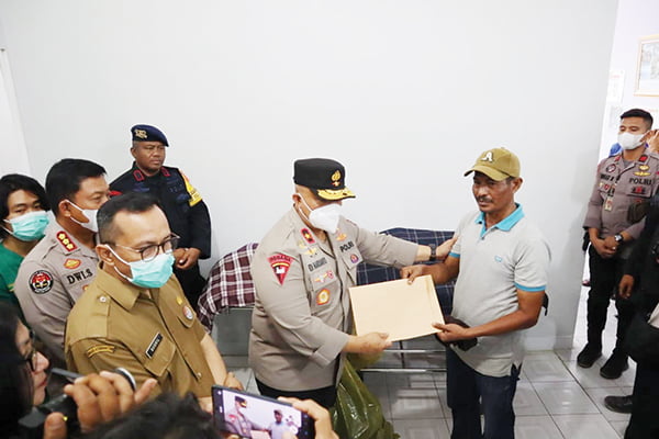 Wakapolda Sumbar Serahkan jenazah Korban Erupsi Gunung Marapi kepada Keluarga 1 KUNJUNGI— Wakapolda Sumbar Brigjen Edi Mardiyanto, beserta beberapa Pejabat Utama Polda Sumbar mengunjungi Pos DVI (Disaster Victim Identification) Polda Sumbar, Selasa (5/12).