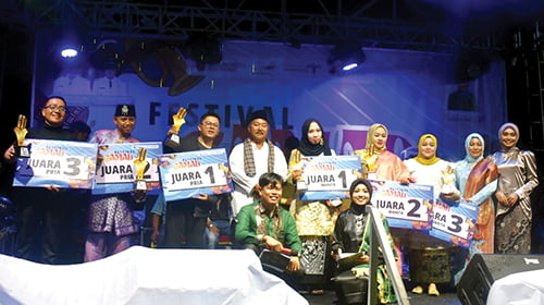 Sukses Digelar, Amril Amin Berharap Gamad masuk Kurikulum Sekolah 1 FOTO BERSAMA— Wakil Ketua DPRD Kota Padang Amril Amin, foto bersama juara Festival Gamad yang telah diselenggarakan 25 dan 26 November 2023 di Cempaka Mata Air Padang Selatan.