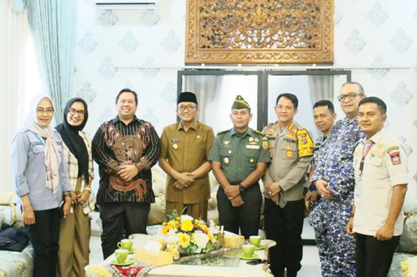 KUNJUNGAN KEHORMATAN— Wali Kota Padang Hendri Septa menerima kunjungan kehormatan dari Konsul Amerika Serikat untuk Sumatera Bernard C. Uadan di kediaman resminya, Selasa (19/12).