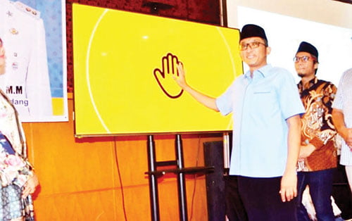 “SEDEKAH JEMPOL”— Wali Kota Padang Hendri Septa melaunching Gerakan UMKM Digital “Sedekah Jempol” yang digagas Dinas Koperasi dan UMKM, sebagai bentuk dukungan kepada setiap postingan media sosial tentang produk usaha dari para pelaku UMKM.