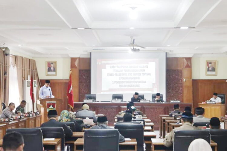 Wako Bukittinggi Jawab Pandangan Umum Fraksi tentang Ranperda Penanaman Modal dan PPPA 1 BERI JAWABAN— Walikota Bukittinggi Erman Safar memberikan jawaban atas pandangan umum terhadap Ranperda tentang penanaman modan dan PPPA dalam rapat Paripurna di Gedung DPRD Bukittinggi, Jumat (8/12).