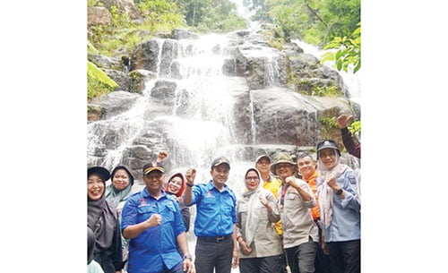 KUNJUNGI AIR TERJUN SARASAH— Wawako Ekos Albar bersama rombongan mengunjungi wisata Air Terjun Sarasah yang berada di pedalaman hutan Bukit Sarasah, Desa Koto Baru, Ulu Gadut, Kelurahan Limau Manis Selatan, Kecamatan Pauh, Kamis (14/12).