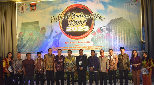 Lestarikan Budaya Nias Menuju Indonesia Maju, Festival Budaya Nias IKBMP 2023 Ditabuh 1 FOTO BERSAMA—Wawako Padang Ekos Albar Foto bersama Iswanto Kwara,Alber H Lukman,Kadispora Kota Padang Yudi Indra Syani, Ketua IKBM Padang, Bezali Mendropa, Amiziduhu Mendropa, Nursal Uce, M, SH dan tamu undangan lainnya.