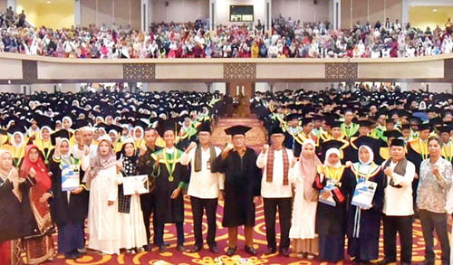 WISUDA TAHFIZ AKBAR— Wali Kota Padang Hendri Septa berfoto bersama dengan 1.500 pelajar SMP negeri se-Kota Padang mengikuti Wisuda Tahfiz Akbar II Tahun 2023 di Auditorium Kampus UNP, Senin (11/12).