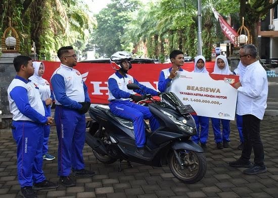 SERAHKAN BEASISWA— Yayasan AHM secara simbolis menyerahkan beasiswa kepada perwakilan Duta Safety Riding dari Laboratorium Safety Riding SMK Muhammadiyah 1 Kepanjen.