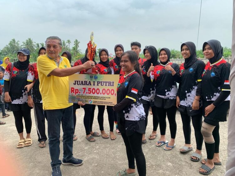 Klub Dayung Anugerah Cinta Terbaik di Kejurda se-Pessel 2023 1 SERAHKAN HADIAH—Anggota DPRD Sumbar, Zarfi Deson menyerahkan hadiah kepada pemenang lomba dayung di Muaro TPI Kambang, Pessel.
