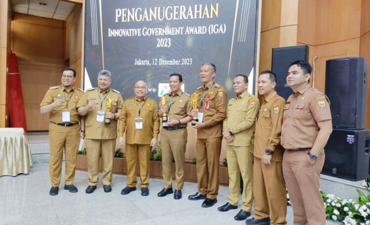 TERIMA PENGHARGAAN— Wali Kota Solok Zul Elfian saat menerima anugerah Innovative Government Award (IGA) 2023