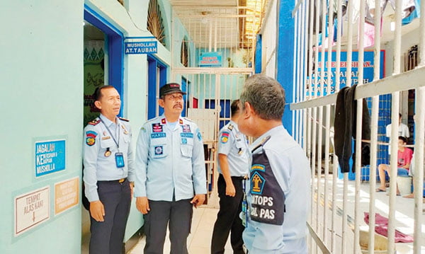 Peserta Pemilu Dilarang Kampanye di Lapas, 5.840 Napi di Sumbar jadi Pemilih 1 CEK KONDISI KAMAR TAHANAN-- Kepala Kanwil Kemenkumham Sumbar Haris Sukamto saat melakukan pengecekan kondisi kamar-kamar blok Warga Binaan Permasyarakatan (WBP) beberapa waktu lalu.