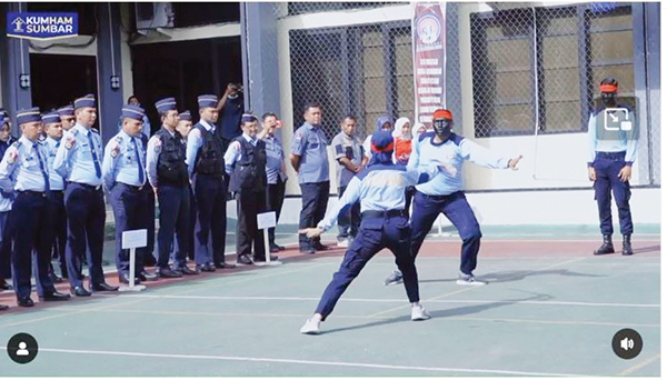 APEL SIAGA— Sejumlah petugas Lapas dan Rutan melakukan atraksi bela diri saat Apel Siaga Natal dan Tahun Baru 2024, yang digelar Kanwil Kemenkumham Sumbar, di halaman kantor, Jumat (22/12). Apel Siaga dipimpin Karoops) Polda Sumbar Kombes Pol Djadjuli.
