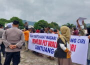 Buntut Jabatan Wali Nagari Gantuang Ciri Hendri Yuda Dicopot, Ratusan Warga Datangi Kantor Bupati