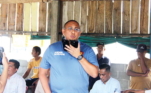 JEMPUT ASPIRASI— Anggota DPR RI asal Sumbar Andre Rosiade langsung menelepon Menteri Kelautan dan Perikanan Wahyu Sakti Trenggono di Muara Nagari Lansano, Kecamatan Sutera, Pessel, Jumat (24/11), untuk menyampaikan aspirasi para nelayan di Sutera yang sangat butuh bantuan.