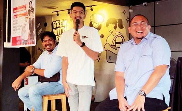 KEJUTAN— Ketua DPD Partai Gerindra Sumbar Andre Rosiade dan Megri Fernando sedang diroasting Komika asal Padang Wahyu Hidayat, saat menghadiri kegiatan yang digelar PD Tunas Indoensia Raya (Tidar) Sumbar, Minggu (10/12) sore.