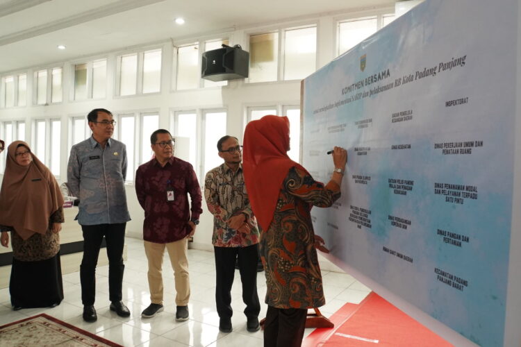 PENANDATANGANAN KOMITMEN -- Pj Sekdako Padang Panjang, Winarno (kedua dari kanan) menyaksikan penandatanganan komitmen implementasi SAKIP dan Reformasi Birokrasi di Hall Lantai III Balai Kota Padang Panjang, Kamis (14/12)