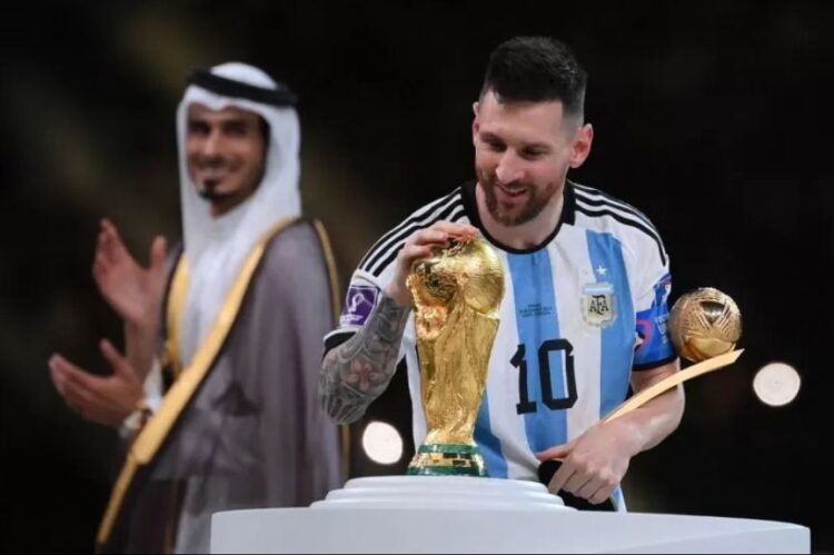 TROFI PIALA DUNIA— Mega bintang Argentina Lionel Messi menyentuh trofi Piala Dunia setelah menerima anugerah Pemain Terbaik di Piala Dunia 2022 Qatar pada 18 Desember 2022.
