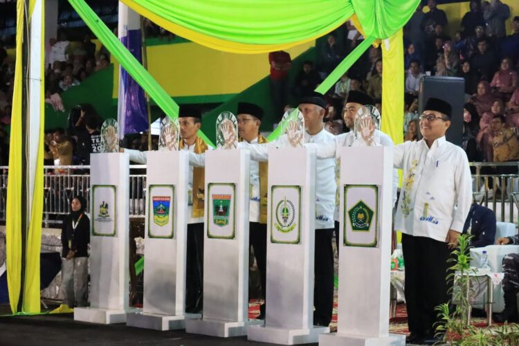 PEMBUKAAN— Gubernur Sumbar, Mahyeldi  Ansharullah,Wakil Gubernur, Audy Joinaldi  Hadir Bupati dan wakil bupati Solok Selatan,  Kepala Kantor Wilayah Kakanwil KemenagSumbar, Mahyudin saat pembukaan MTQ N XL tingkat Provinsi Sumbar,