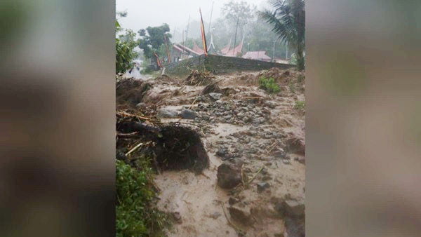 Nagari Bayur Diterjang Banjir Bandang, Akses Jalan Terputus 1 BANJIR BANDANG— Material batu bercampur lumpur dan kayu menutupi badan jalan di Nagari Bayur, Kabupaten Agam.