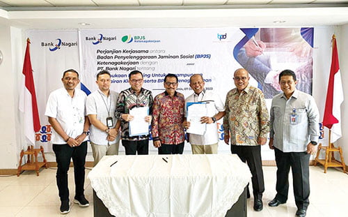 KERJASAMA— Bank Nagari bersama BPJS Ketenagakerjaan melakukan PKS tentang Pembukaan Rekening Tabungan untuk Penampungan Pencairan Klaim Manfaat Jaminan Sosial (Jamsos) bagi Peserta BPJS Ketenagakerjaan, Kamis (7/12) di lantai IV Kantor Pusat Bank Nagari.