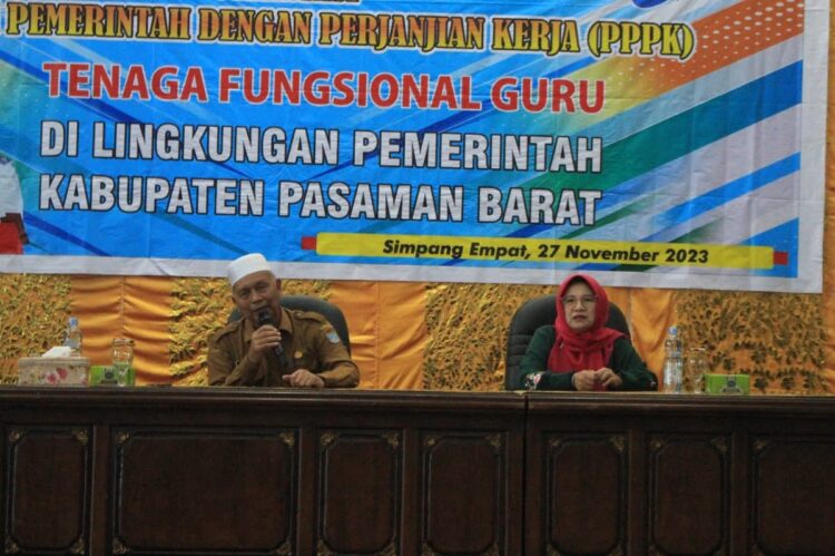 BERIKAN—Bupati Pasaman Barat Hamsuardi  saat memberikan pembekalan kepada 108 PPPK Tenaga Fungsional Guru tahap 1 (pertama) beberapa waktu lalu.