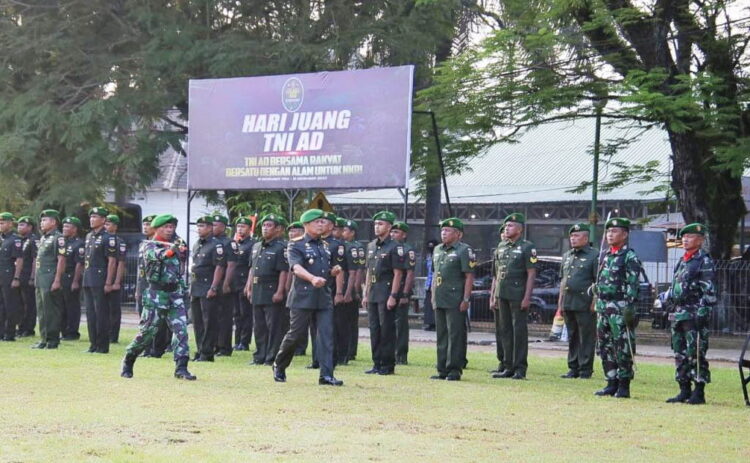 PEMERIKSAAN PASUKAN— Danrem 032/Wirabraja Brigjen TNI Rayen Obersyl selaku Irup, melakukan pemeriksaan pasukan saat upacara Hari Juang Kartika (HJK) ke-78, di Lapangan Wirabraja Sport Center Terandam Korem 032/Wirabraja, Jumat (15/12).