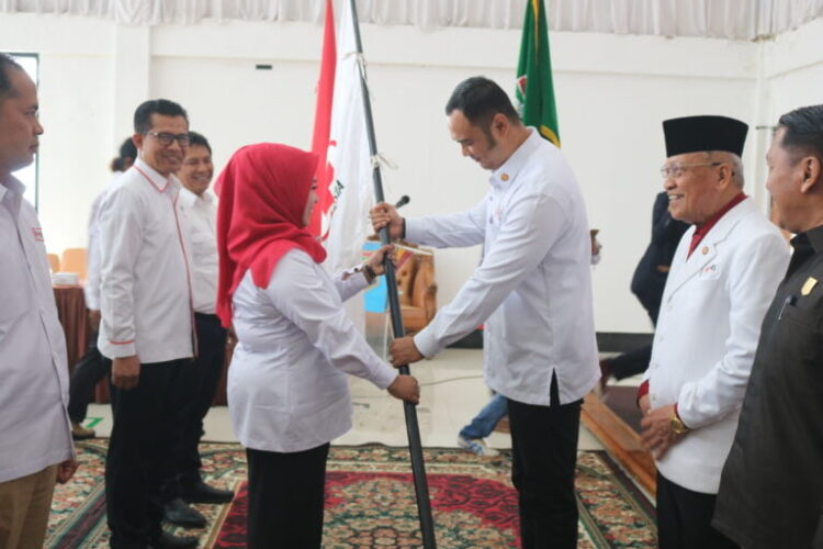 Ketua PMI Sijunjung Masa Bhakti 2023-2028, Nedia Fitri Guspardi Resmi Dilantik 1 PENGUKUHAN— Bupati Sijunjung, Benny Dwifa Yuswir selaku Pelindung PMI Sijunjung serahkan pataka kepada Nedia Fitri Guspardi usai dilantik sebagai ketua PMI.