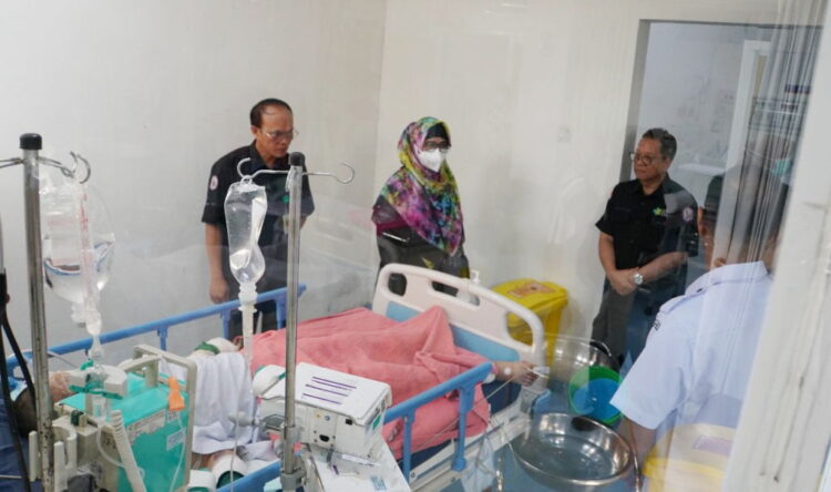 TINJAU PASIEN ERUPSI MARAPI— Dirut RSUP Dr M Djamil, Dovy Djanas, melakukan peninjauan langsung ke ruang rawat pasien ZZ, korban erupsi Marapi, bersama unsur manajemen RSUP Dr M Djamil, Rabu (13/12) pagi.