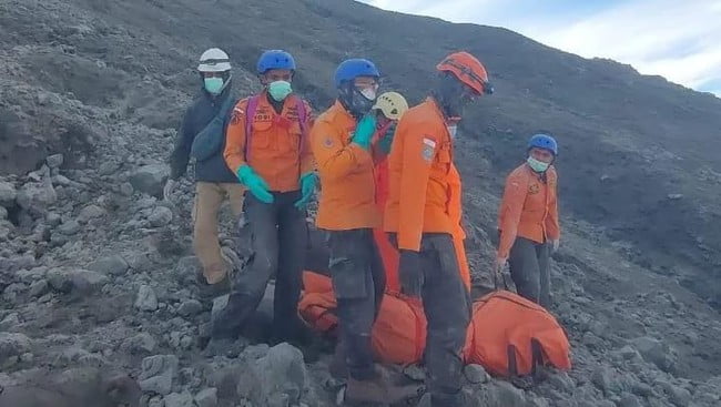 Data Korban Erupsi Gunung Marapi, 23 Meninggal, 52 Selamat, Penyisiran Dilanjutkan bagi Pendaki “Ilegal”, 30 Laporan Baru dari Kerabat Pendaki Masuk di Pos DVI 1 evakuasi pendaki korban erupsi gunung marapi 2 169