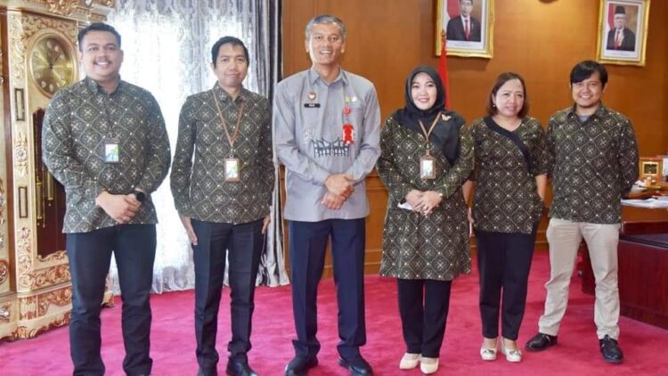 BPJS Telah Lindungi Seluruh Tenaga Kerja di Pariaman 1 KUNJUNGAN KERJA— Pj Wali Kota Pariaman Roberia, menerima kunjungan kerja Asisten Deputi (Asdep) Hukum dan Kelembagaan BPJS Ketenagakerjaan, Minarni Lukman.