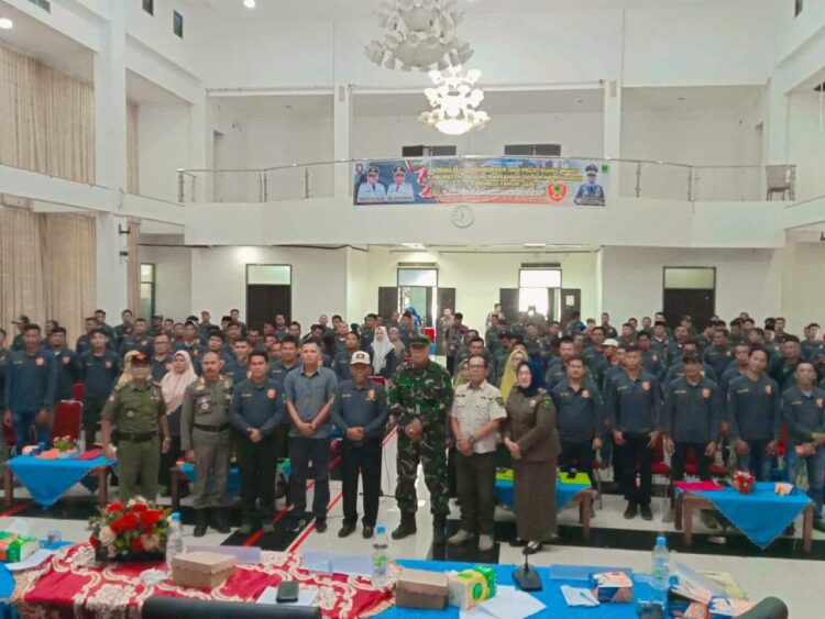 Rahmang: Bersama Menjaga Stabilitas Keamanan Pemilu 2024 1 PELATIHAN SATLINMAS— Wakil Bupati Padangpariaman Rahmang foto bersama saat acara sosiaslisasi pelatihan Linmas se-Padangpariaman dalam menyambut Pemilu 2024.