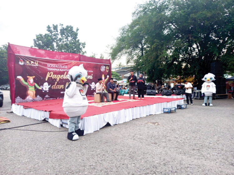 SOSIALISASI— KPU Sumbar menggelar sosialisasi tahapan kampanye Pemilu tahun 2024, di kawasan parkir GOR H. Agus Salim Padang, Sabtu (9/12).