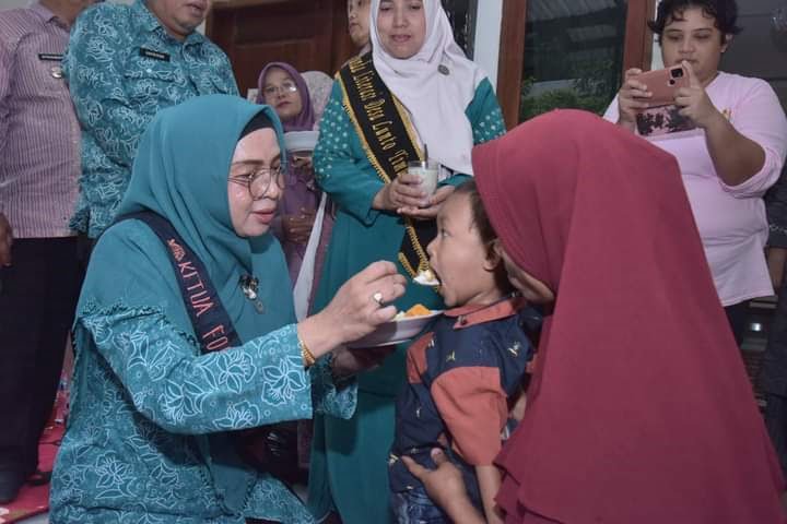 SUAPAN—Ketua Forikan Kota Sawahlunto Ny. Erly Wirdayani Zefnihan saat -menyuapan murid PAUD.