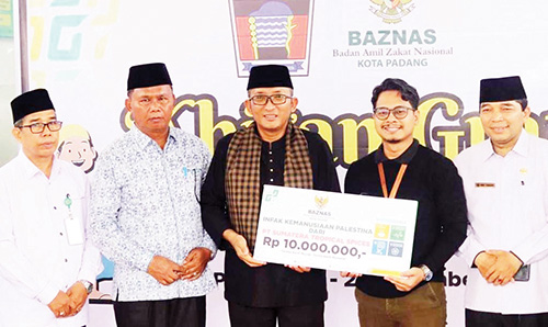 KHITANAN GRATIS— Wali Kota Padang Hendri Septa membuka kegiatan khitanan gratis yang digagas Baznas Padang untuk 2.000 anak yang berasal dari keluarga tidak mampu, Senin (18/12), di kantor Baznas Padang.