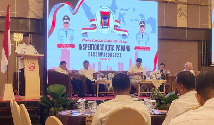 RAKORWASDA—Wako Hendri Septa memberikan sambutan saat pembukaan Rakorwasda, sekaligus melaunching sistem pengawasan e-audit.