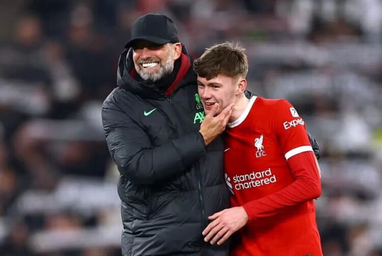 Liverpool Menang Telak atas LASK 4-0, Lolos ke Babak 16 Besar Liga Europa 1 RAYAKAN KEBERHASILAN— Penggawa Liverpool, Conor Bradley merayakan keberhasilan timnya lolos 16 besar Liga Europa bersama bos Liverpool, Jurgen Klopp usai menang 4-0 atas LASK di Anfield pada Jumat (1/12) dini hari WIB.