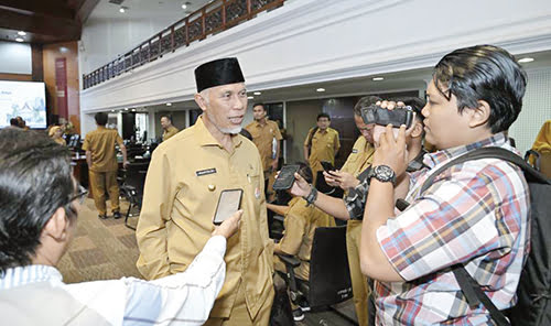 Perda Tanah Ulayat Disepakati, Gubernur Mahyeldi: Hak Masyarakat Adat Perlu Dilindungi 1 WAWANCARA— Gubernur Sumbar Mahyeldi saat diwawancarai oleh awak media beberapa waktu lalu.