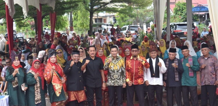 FOTO BERSAMA—  Wawako  Ekos Akbar, didampingi Muriikhwan dan Dasman Anggotta DPRD Padang, Camat, Lurah dan Peserta Festival Tikuluak antar Bundo Kanduang se- Kelurahan Parak Laweh Pulau Aia Nan XX.