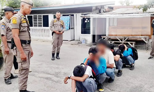 PELAJAR BOLOS— Lima orang pelajar yang kedapatan bolos dan nongrong di warung digiring ke Mako Satpol PP Padang untuk dilakukan pembinaan, Kamis (30/11).