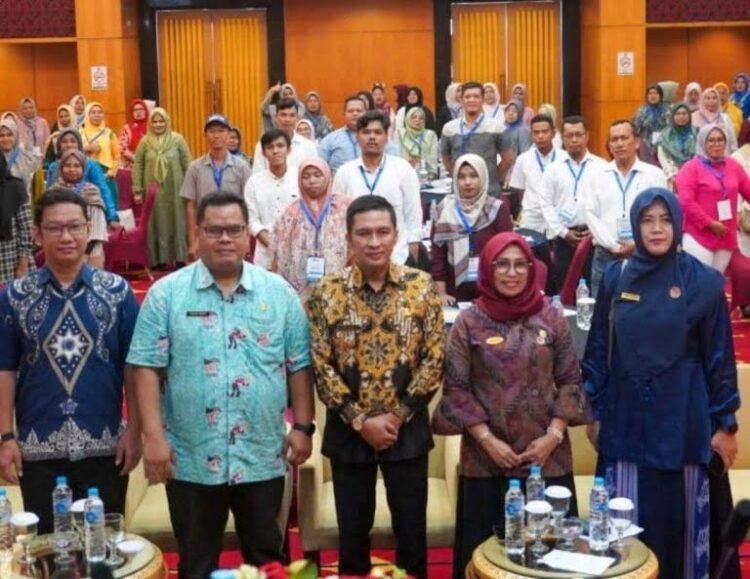 MARKETING DIGITAL— Wawako Ekos Albar bersama ratusan pelaku UMKM binaan Dinas Koperasi dan UKM Kota Padang berfoto bersama usai pembukaan pelatihan digital marketing.