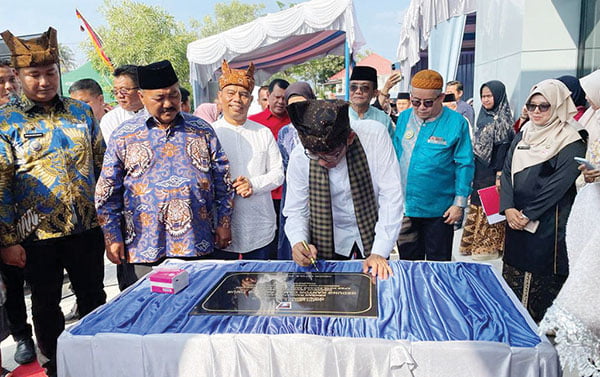 PENANDATANGAN PRASASTI— Wali Kota Padang Hendri Septa menandatangani prasasti peresmian kantor Camat Padang Timur yang baru, di Kompleks Griya Asri RT 03 RW 02, Kelurahan Kubu Marapalam., Jumat (8/12) siang.