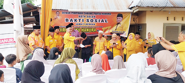 Peringati Hari Jadi ke-17, DPC Partai Hanura Kota Solok Berbagi Bersama Anak Yatim dan Warga Kurang Mampu 1 BERIKAN SANTUNAN— Peringatan Hari Jadi Partai Hanura di Kota Solok dengan memberikan santunan kepada sejunlah anak yatim dan warga kurang mampi di Kantor DPC Partai Hanura Kota Solok, Jumat (29/12).